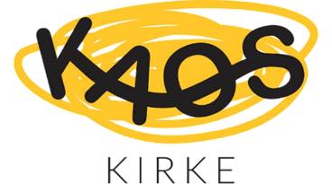 aktivitet rundt småbord i kirkerommet